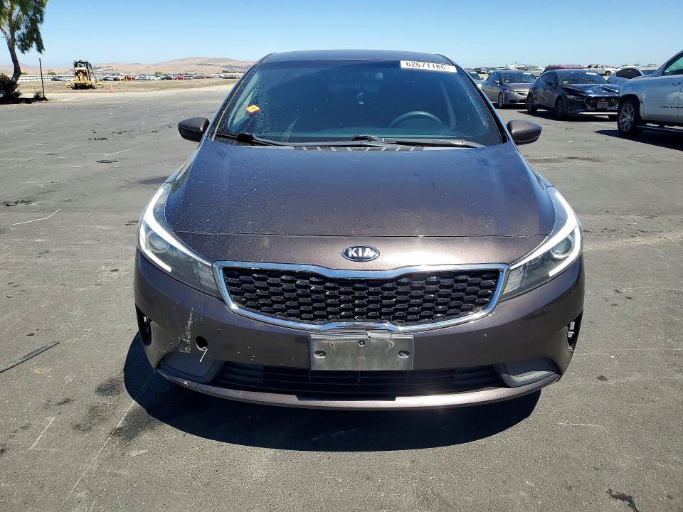 62671186 :رقم المزاد ، 3KPFL4A79HE005723 vin ، 2017 Kia Forte مزاد بيع