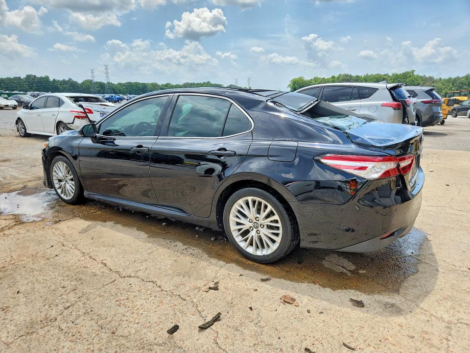 62050286 :رقم المزاد ، 4T1B11HK1JU517802 vin ، 2018 Toyota Camry مزاد بيع