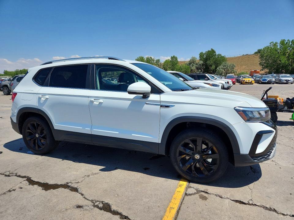 Продаж на аукціоні авто 2022 Volkswagen Taos, vin: 3VVWX7B22NM081344, номер лоту: 61565416