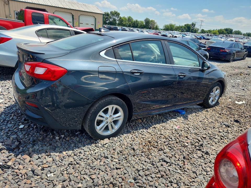 60882606 :رقم المزاد ، 1G1BE5SM8H7151641 vin ، 2017 Chevrolet Cruze مزاد بيع