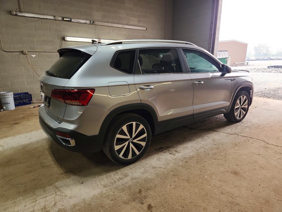 61284056 :رقم المزاد ، 3VVWX7B25NM041095 vin ، 2022 Volkswagen Taos مزاد بيع