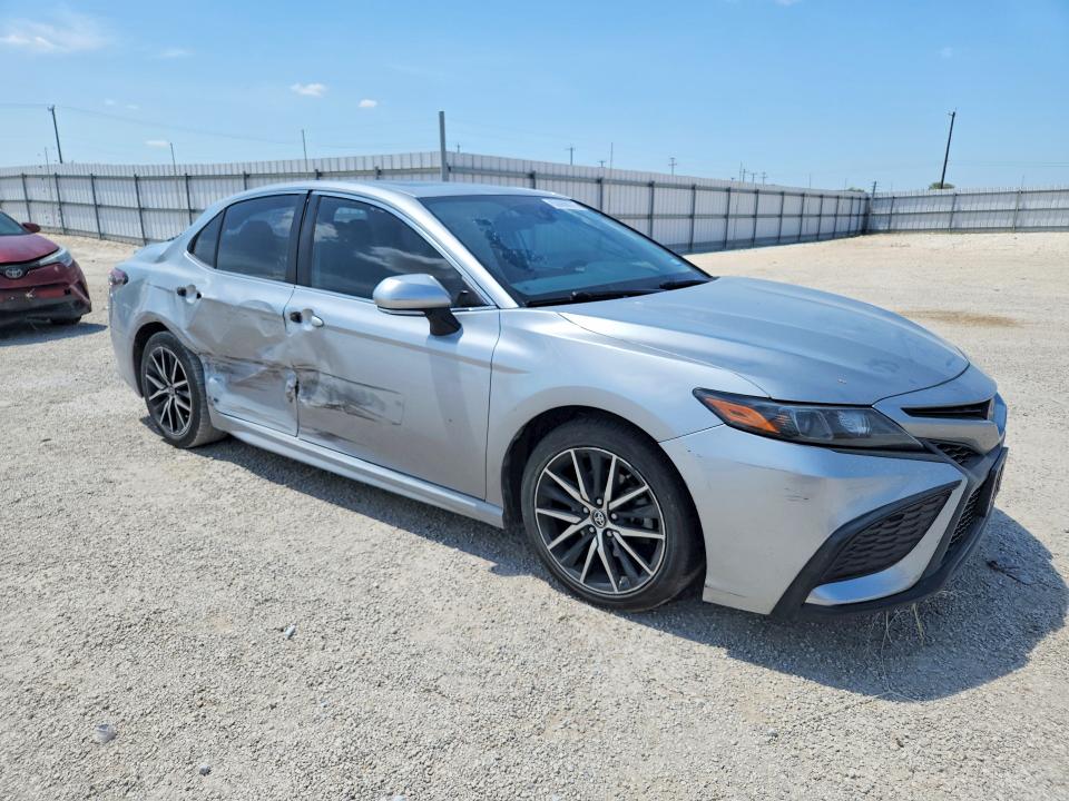 63689876 :رقم المزاد ، 4T1G11AK7MU512933 vin ، 2021 Toyota Camry مزاد بيع