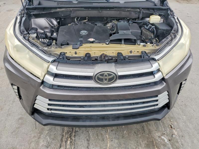 Продаж на аукціоні авто 2018 Toyota Highlander, vin: 5TDKZRFH1JS543095, номер лоту: 62709046