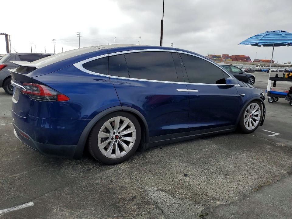 60527906 :رقم المزاد ، 5YJXCDE26HF070168 vin ، 2017 Tesla Model X مزاد بيع