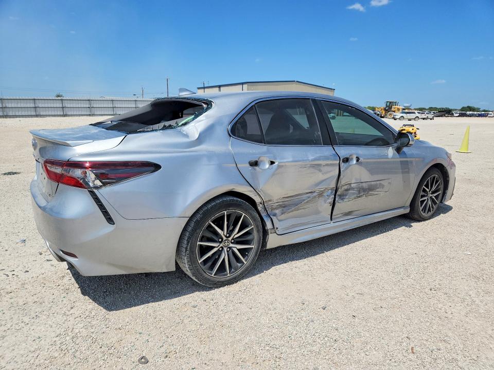 63689876 :رقم المزاد ، 4T1G11AK7MU512933 vin ، 2021 Toyota Camry مزاد بيع