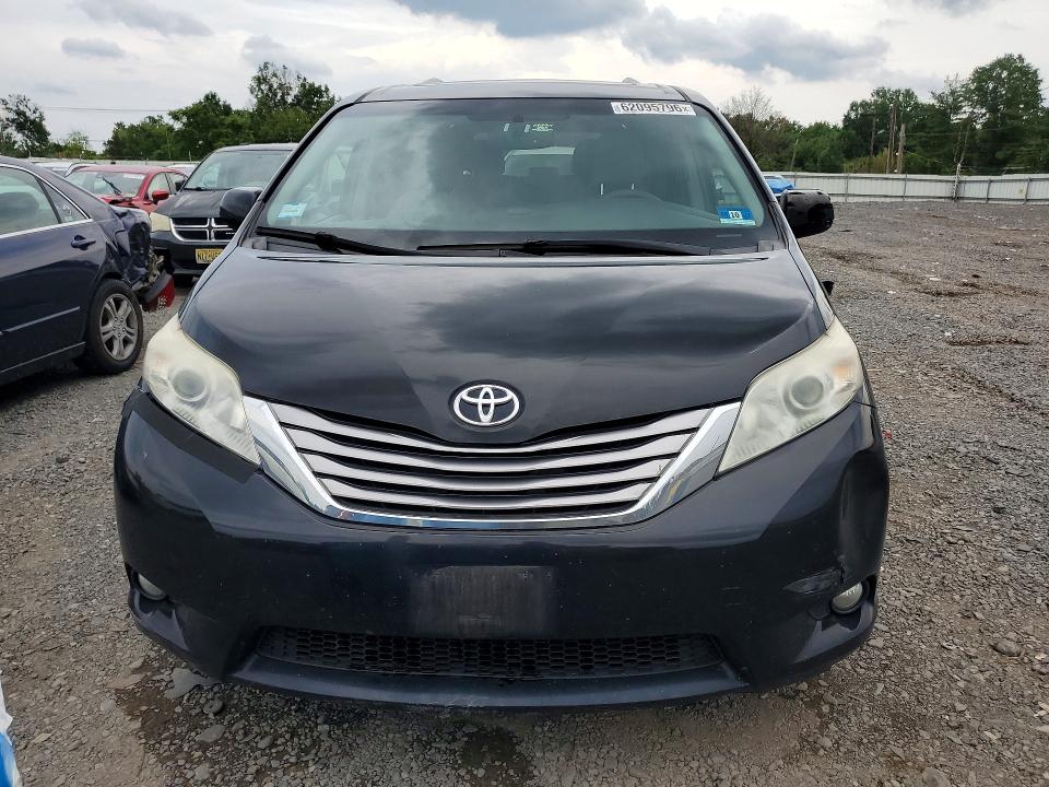 62095796 :رقم المزاد ، 5TDDZ3DC7HS174282 vin ، 2017 Toyota Sienna مزاد بيع