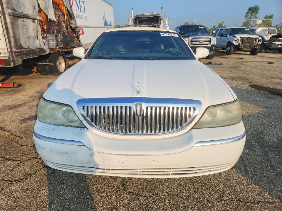 2008 Lincoln Town Car მანქანა იყიდება აუქციონზე, vin: 2L1FM88W38X644365, აუქციონის ნომერი: 61858276