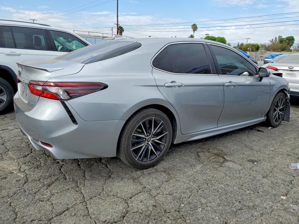 61491006 :رقم المزاد ، 4T1G11AK2MU561263 vin ، 2021 Toyota Camry مزاد بيع