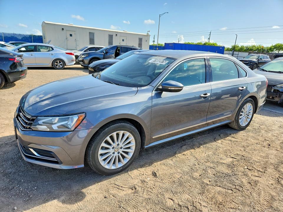 61932076 :رقم المزاد ، 1VWBT7A36HC078887 vin ، 2017 Volkswagen Passat مزاد بيع