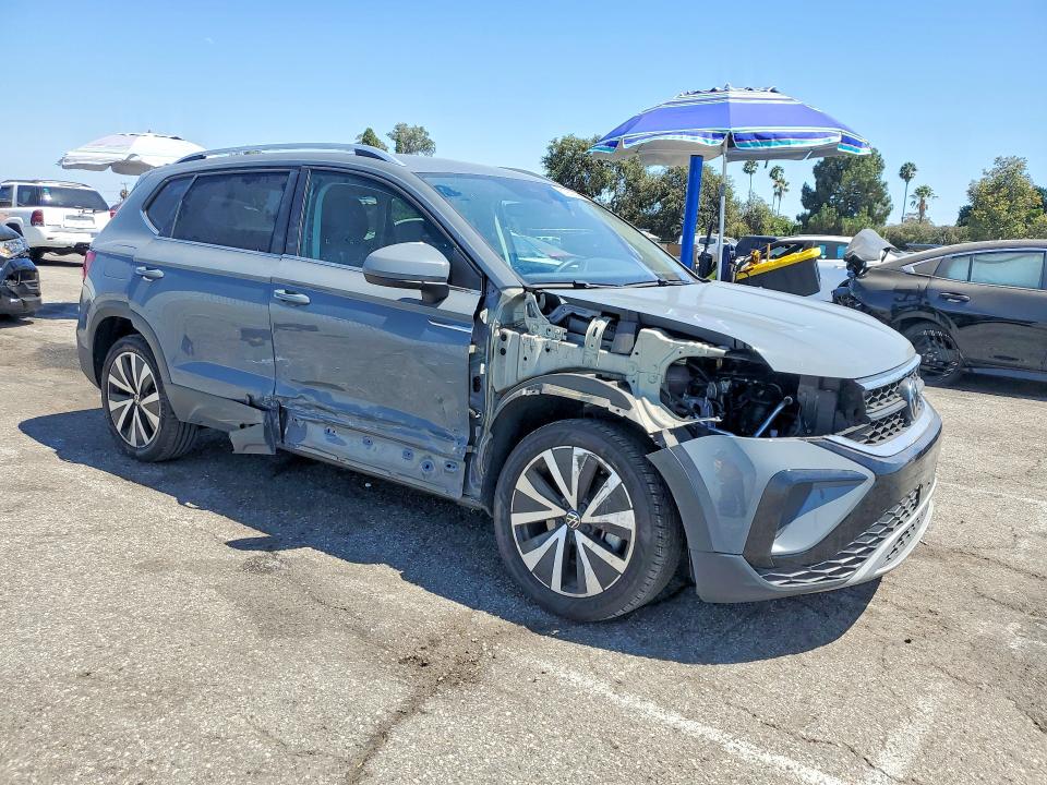 61902626 :رقم المزاد ، 3VVSX7B2XPM302755 vin ، 2023 Volkswagen Taos مزاد بيع