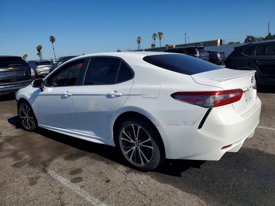60183766 :رقم المزاد ، 4T1B11HK6JU626482 vin ، 2018 Toyota Camry مزاد بيع