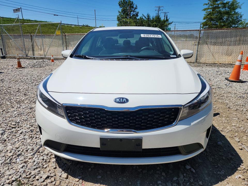 63027916 :رقم المزاد ، 3KPFK4A77HE110120 vin ، 2017 Kia Forte مزاد بيع