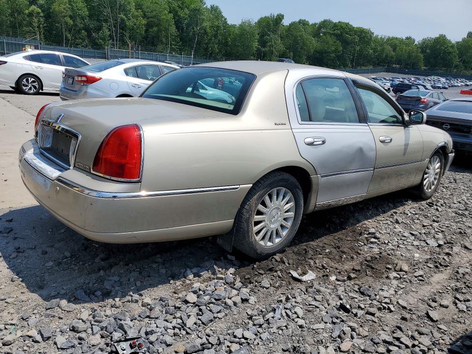 61221836 :رقم المزاد ، 1LNHM81W04Y679666 vin ، 2004 Lincoln Town Car مزاد بيع
