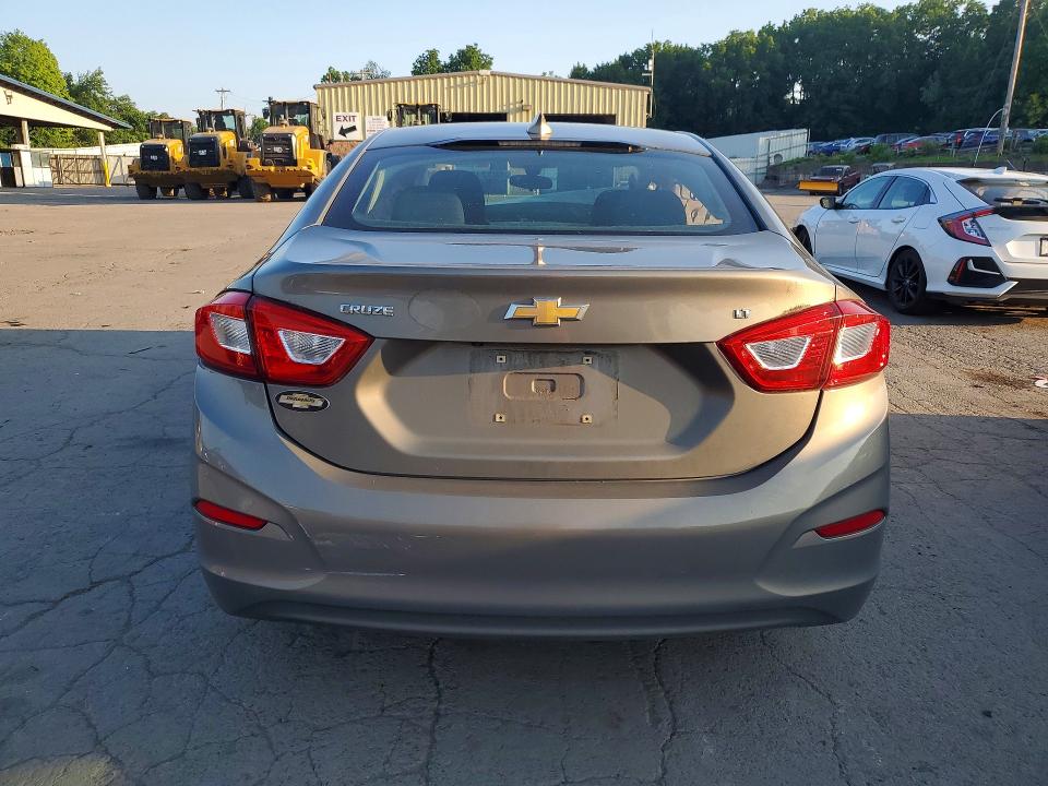 60121316 :رقم المزاد ، 1G1BE5SM2H7270236 vin ، 2017 Chevrolet Cruze مزاد بيع