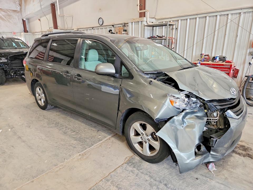 61056736 :رقم المزاد ، 5TDKK3DC2DS307231 vin ، 2013 Toyota Sienna مزاد بيع