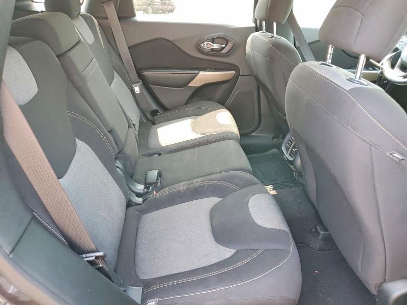 60388466 :رقم المزاد ، 1C4PJLCB2JD606291 vin ، 2018 Jeep Cherokee مزاد بيع
