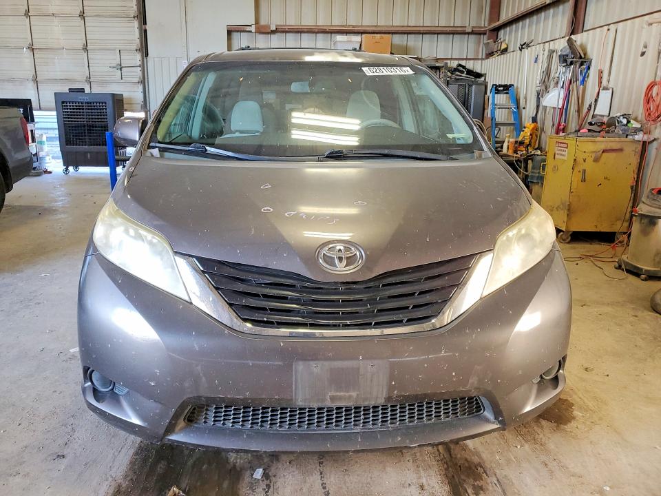 2014 Toyota Sienna მანქანა იყიდება აუქციონზე, vin: 5TDKK3DCXES484028, აუქციონის ნომერი: 62810316