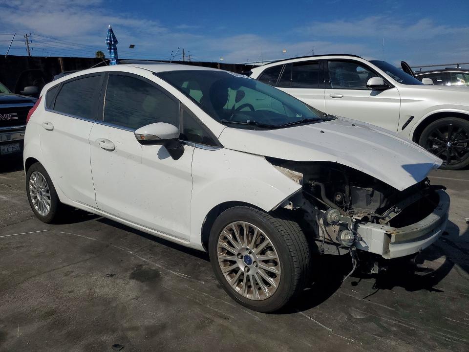 60845646 :رقم المزاد ، 3FADP4FJ1FM196935 vin ، 2015 Ford Fiesta مزاد بيع