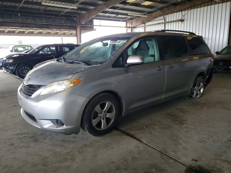 59686796 :رقم المزاد ، 5TDKK3DC6DS381798 vin ، 2013 Toyota Sienna مزاد بيع