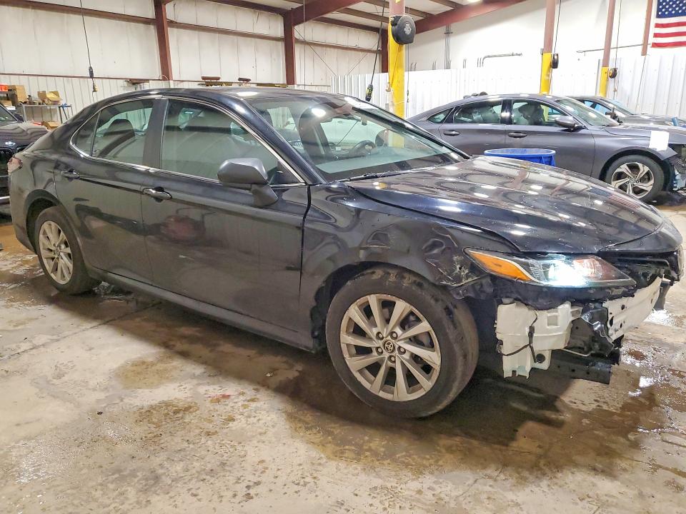60617826 :رقم المزاد ، 4T1C11AK8NU030648 vin ، 2022 Toyota Camry مزاد بيع