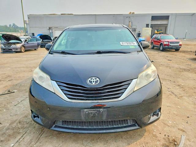 61793976 :رقم المزاد ، 5TDKZ3DC3HS822658 vin ، 2017 Toyota Sienna مزاد بيع