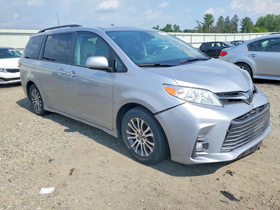 59707316 :رقم المزاد ، 5TDYZ3DC2JS910813 vin ، 2018 Toyota Sienna مزاد بيع