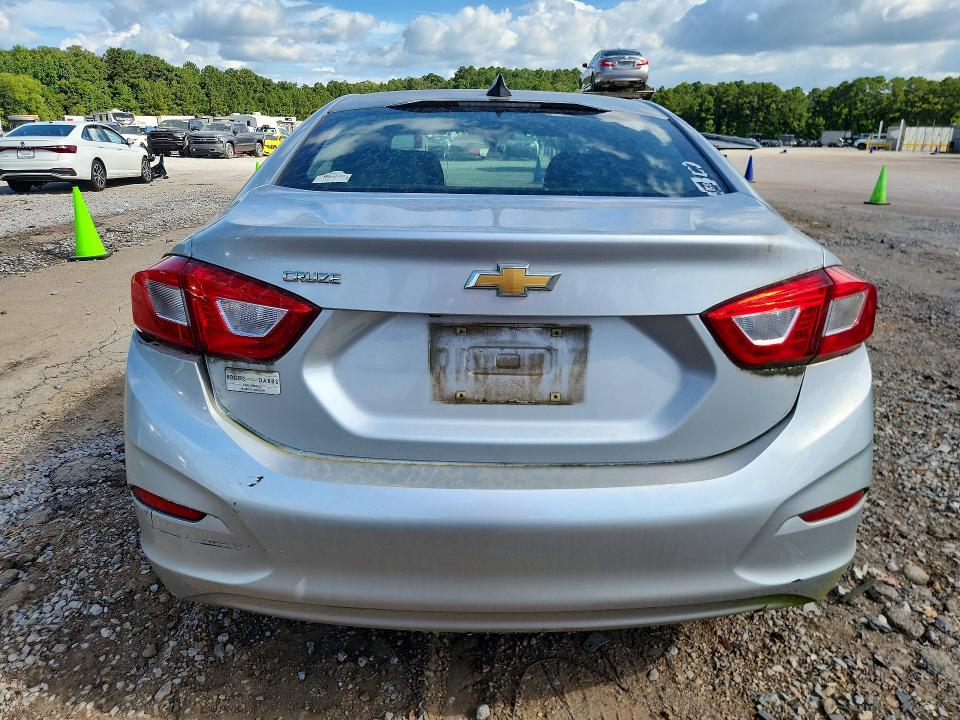 62005756 :رقم المزاد ، 1G1BC5SM8J7222283 vin ، 2018 Chevrolet Cruze مزاد بيع