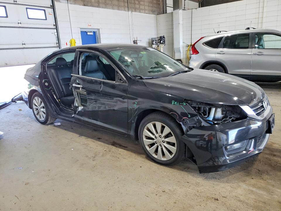 61605806 :رقم المزاد ، 1HGCR3F88FA011396 vin ، 2015 Honda Accord مزاد بيع