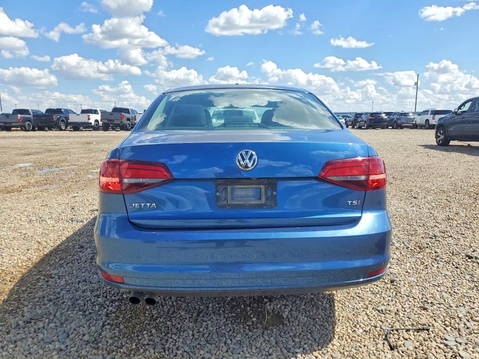 60713006 :رقم المزاد ، 3VW2B7AJ2HM332255 vin ، 2017 Volkswagen Jetta مزاد بيع