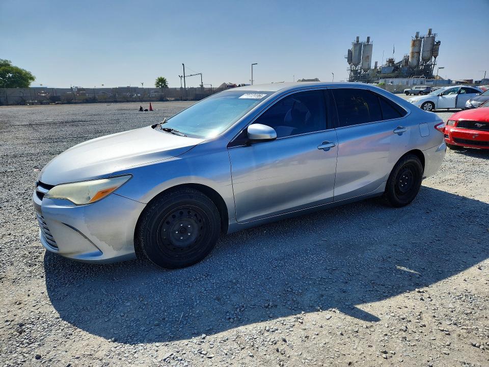 60512496 :رقم المزاد ، 4T4BF1FK4FR500929 vin ، 2015 Toyota Camry مزاد بيع
