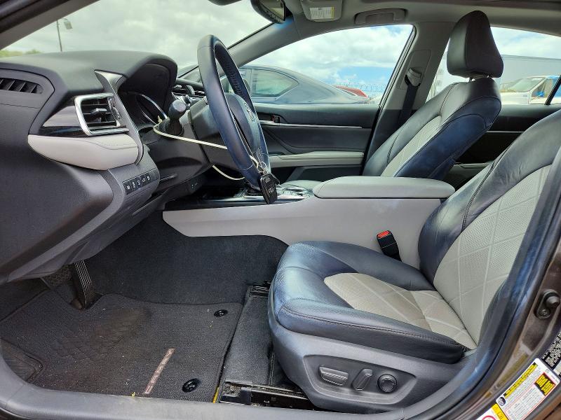 63242816 :رقم المزاد ، 4T1B11HK0JU070556 vin ، 2018 Toyota Camry مزاد بيع