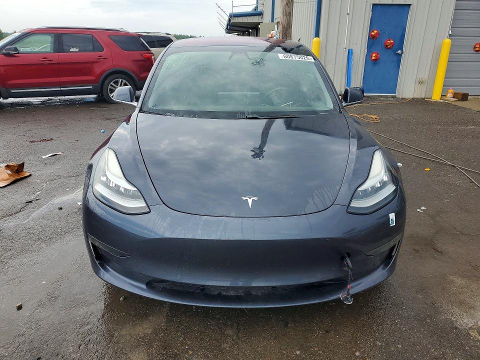60875026 :رقم المزاد ، 5YJ3E1EA4JF032023 vin ، 2018 Tesla Model 3 مزاد بيع