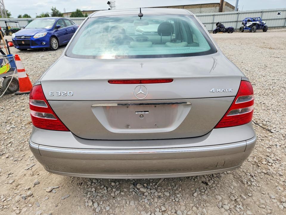62636776 :رقم المزاد ، WDBUF82JX5X173784 vin ، 2005 Mercedes-benz E مزاد بيع
