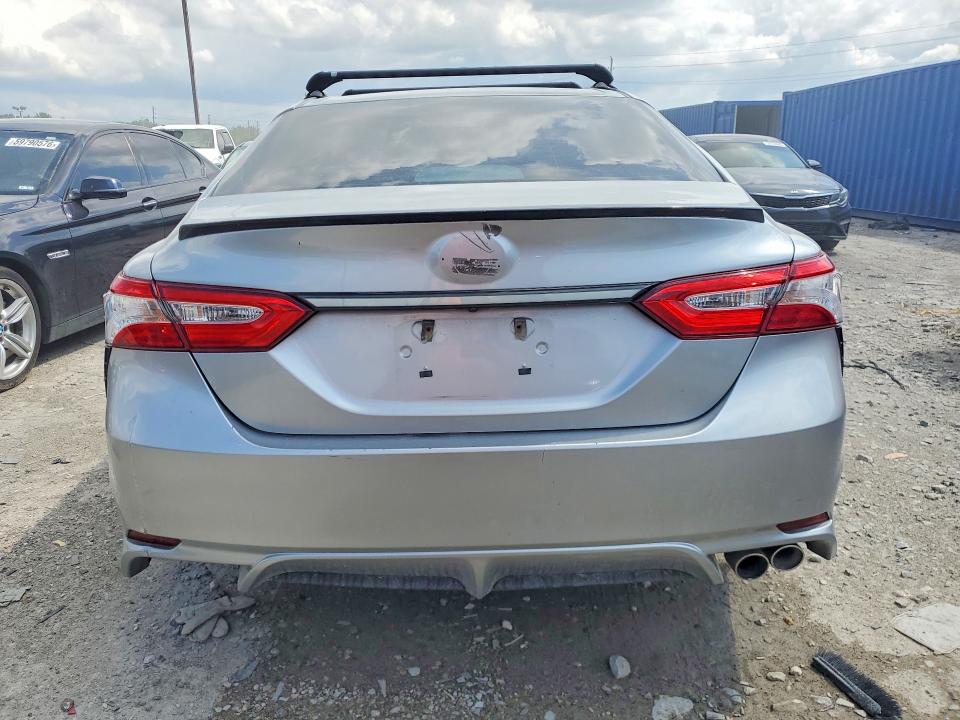 59000046 :رقم المزاد ، 4T1B11HK0JU619818 vin ، 2018 Toyota Camry مزاد بيع