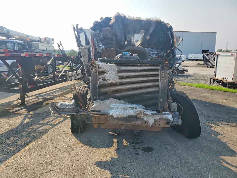 60445876 :رقم المزاد ، 1FUJGLD51FLGE8274 vin ، 2015 Freightliner Cascadia مزاد بيع