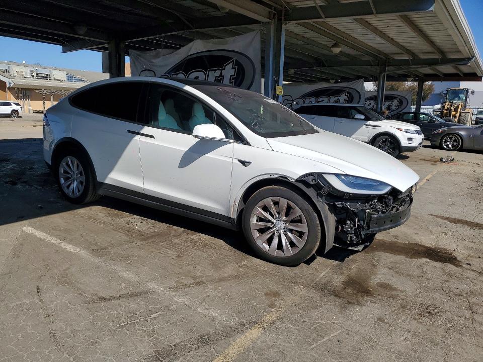 2018 Tesla Model X მანქანა იყიდება აუქციონზე, vin: 5YJXCAE21JF106367, აუქციონის ნომერი: 59001636