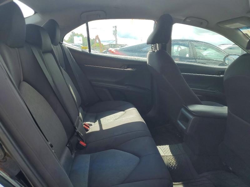 62709106 :رقم المزاد ، 4T1B11HK4JU070429 vin ، 2018 Toyota Camry مزاد بيع