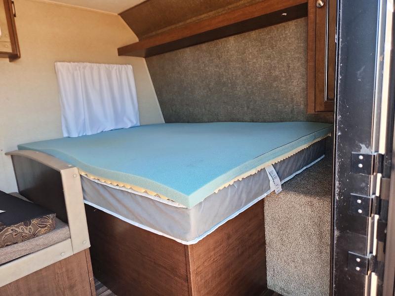 61759156 :رقم المزاد ، 4YDT17512JW242983 vin ، 2018 Keystone Hideout مزاد بيع