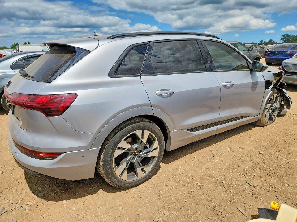 62035866 :رقم المزاد ، WA1AAAGE8NB047453 vin ، 2022 Audi E-tron مزاد بيع