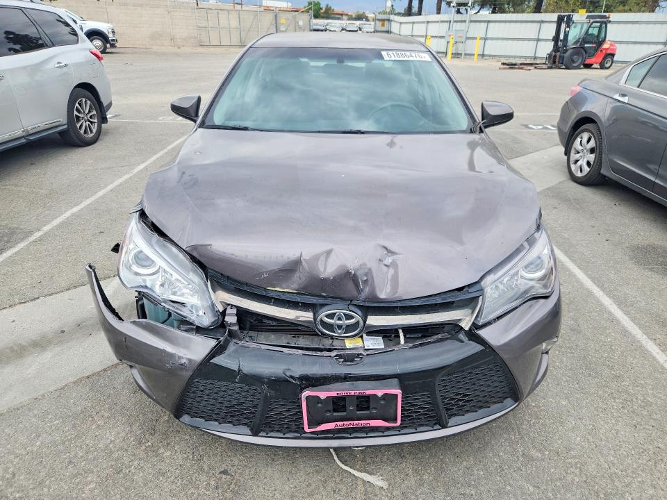 61886476 :رقم المزاد ، 4T1BF1FK2HU624050 vin ، 2017 Toyota Camry مزاد بيع