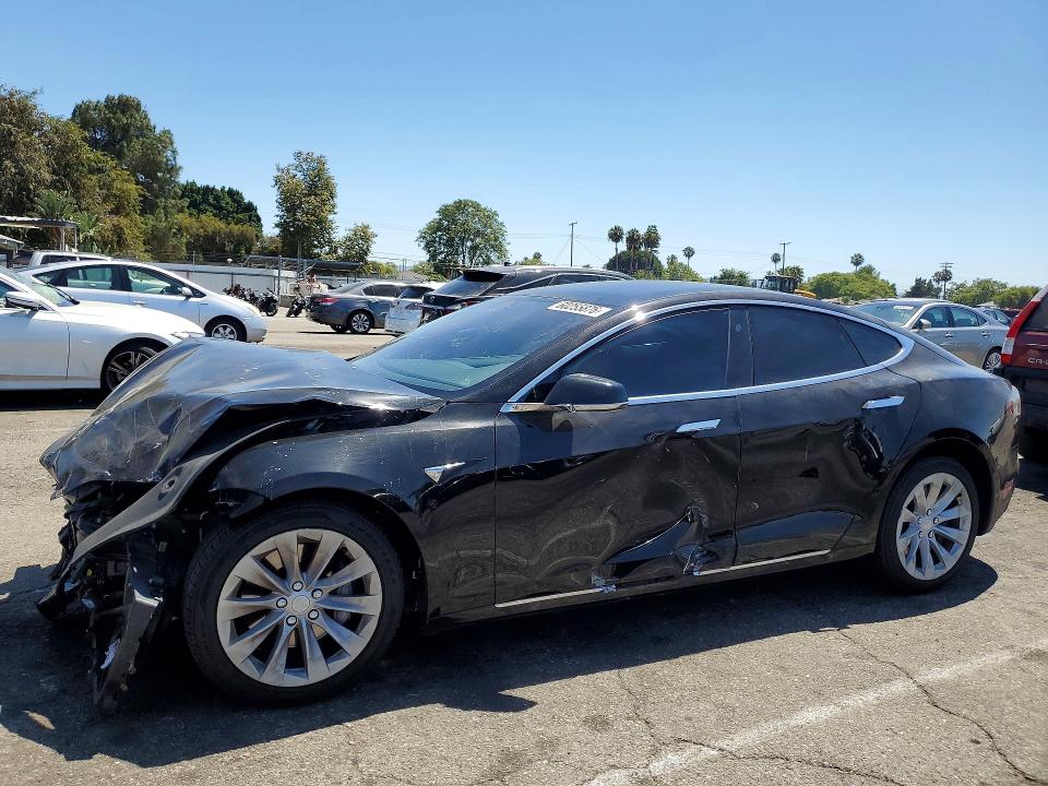 60255876 :رقم المزاد ، 5YJSA1E28JF239840 vin ، 2018 Tesla Model S مزاد بيع