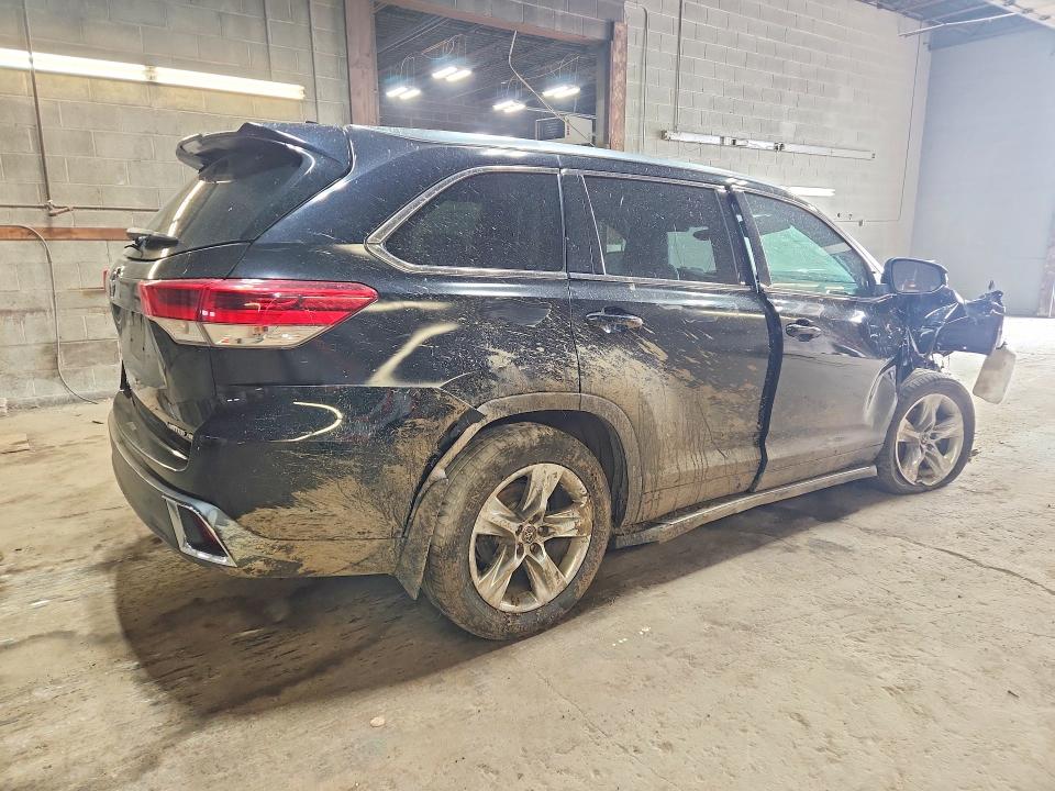 61310616 :رقم المزاد ، 5TDDZRFH4JS863052 vin ، 2018 Toyota Highlander مزاد بيع