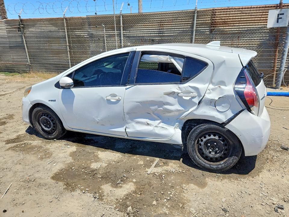 60133786 :رقم المزاد ، JTDKDTB36G1127166 vin ، 2016 Toyota Prius C مزاد بيع