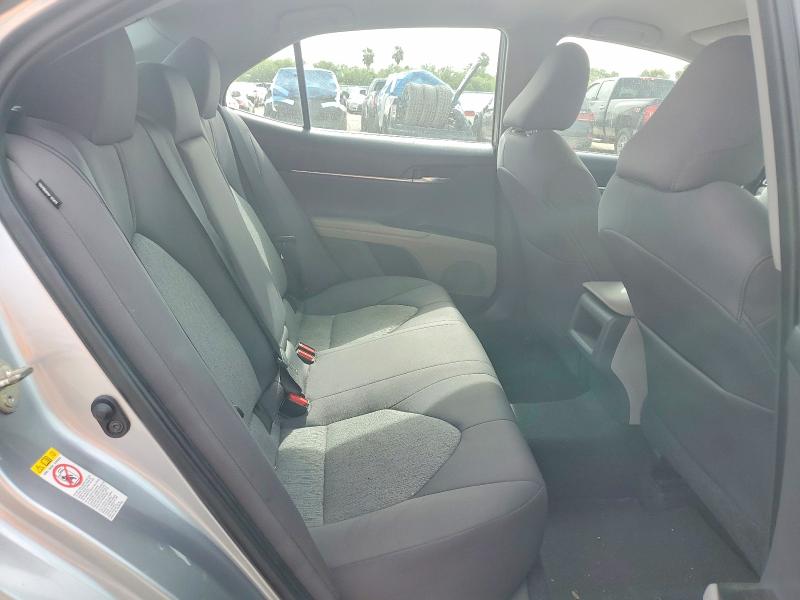 60562656 :رقم المزاد ، 4T1B11HK1JU575277 vin ، 2018 Toyota Camry مزاد بيع