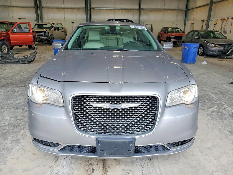 62247426 :رقم المزاد ، 2C3CCAAG8FH735887 vin ، 2015 Chrysler 300 مزاد بيع