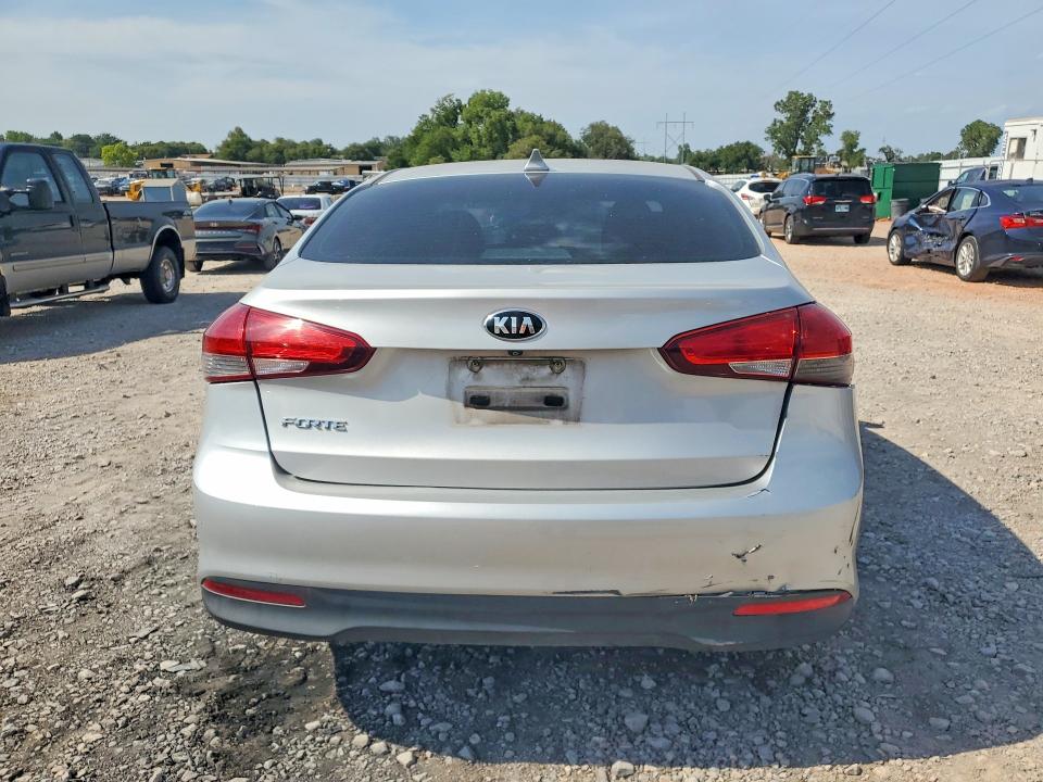 62121216 :رقم المزاد ، 3KPFL4A7XJE249936 vin ، 2018 Kia Forte مزاد بيع