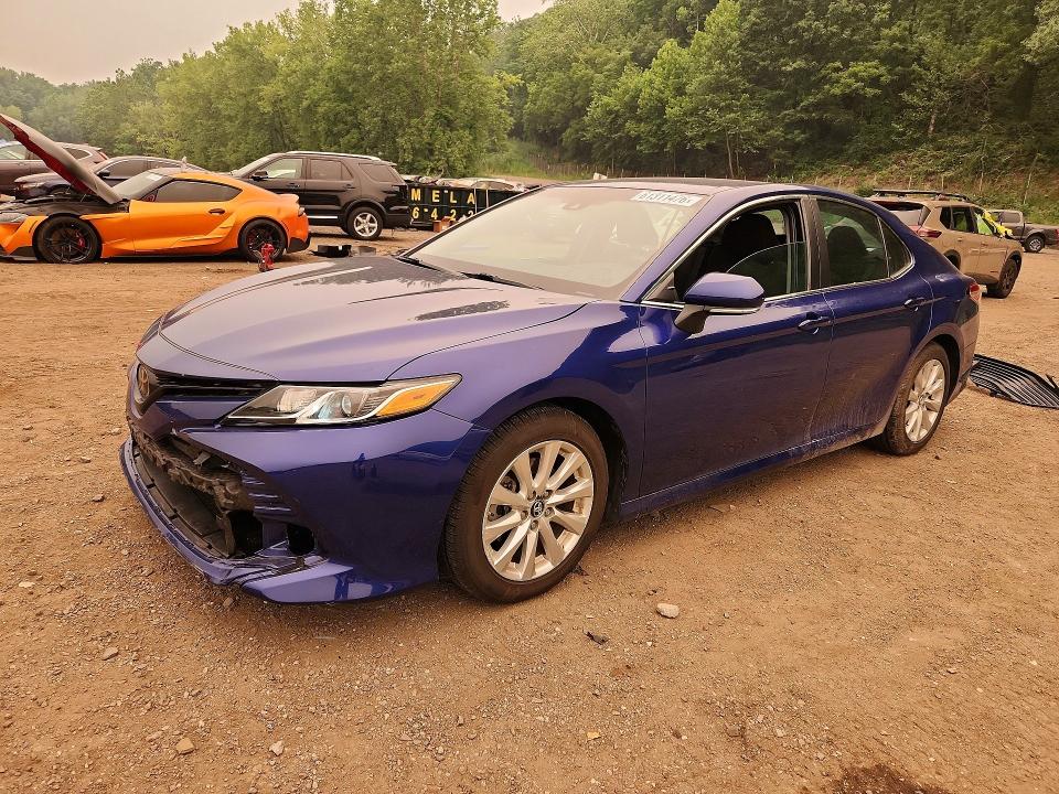 61311476 :رقم المزاد ، 4T1B11HK2JU528520 vin ، 2018 Toyota Camry مزاد بيع