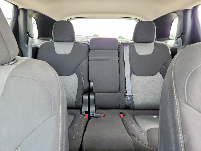 63562796 :رقم المزاد ، 1C4PJLCB3JD596841 vin ، 2018 Jeep Cherokee مزاد بيع