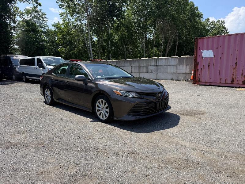 61214676 :رقم المزاد ، 4T1B11HK9JU577102 vin ، 2018 Toyota Camry مزاد بيع