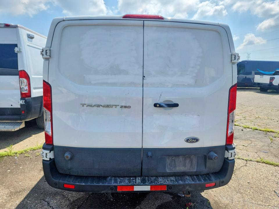 58372106 :رقم المزاد ، 1FTBR1Y84LKB68439 vin ، 2020 Ford Transit مزاد بيع